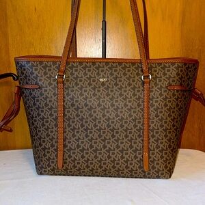 DKNY Patricia Tote Large Shoulder Purse R13AJQ88.